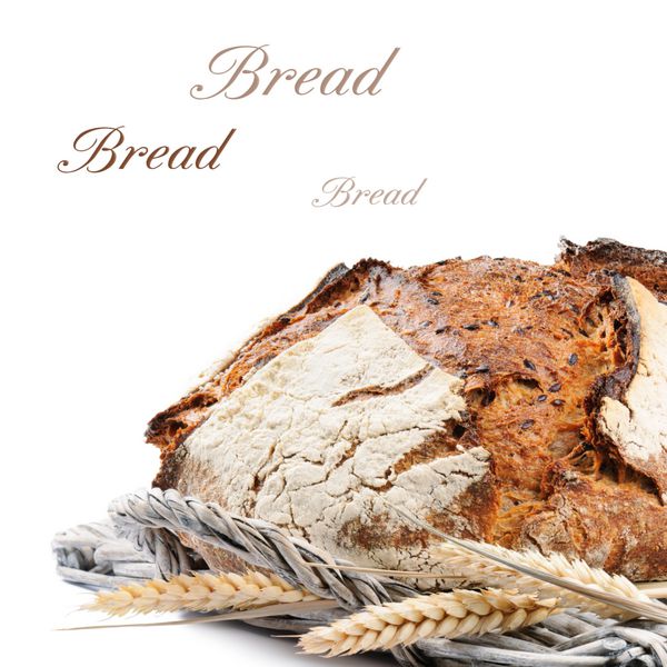 نان سنتی تازه پخته شده جدا شده در پس زمینه سفید