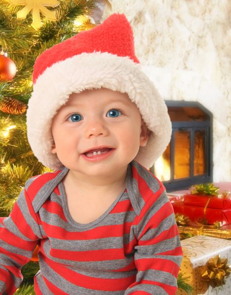 پسر ده ماهه شایان ستایشی که کلاه بابانوئل بر سر دارد