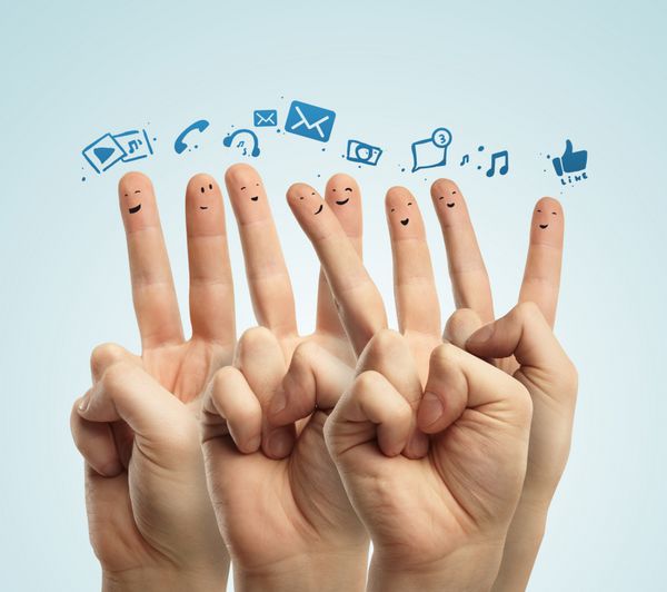 گروه شاد شکلک های انگشتی با علامت چت اجتماعی و حباب های گفتار نمادها انگشتان نشان دهنده یک شبکه اجتماعی