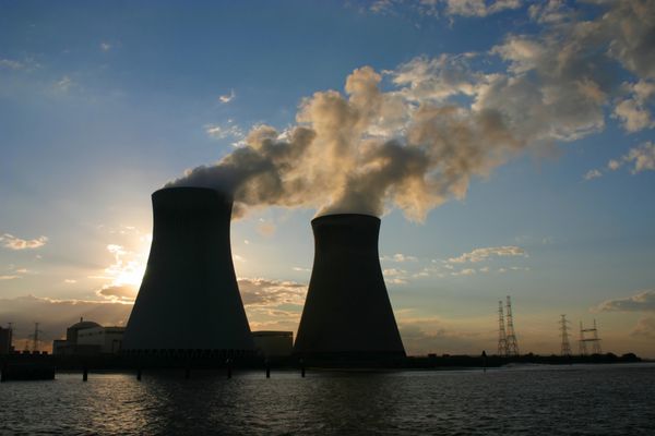 دودکش های نیروگاه هسته ای در زمان غروب آفتاب