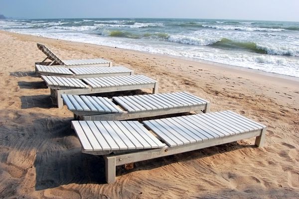 پنج صندلی چوبی در ساحل متروکه تایلند