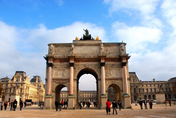 Arc de Triomphe du Carrousel خارج از لوور در پاریس فرانسه