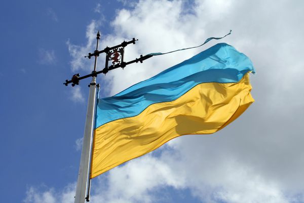 پرچم ملی اوکراین در باد در اهتزاز است