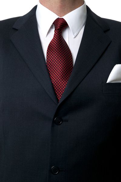 نمای نزدیک از یک تاجر که کت و شلوار آبی پیراهن سفید و کراوات ستاره قرمز پوشیده است