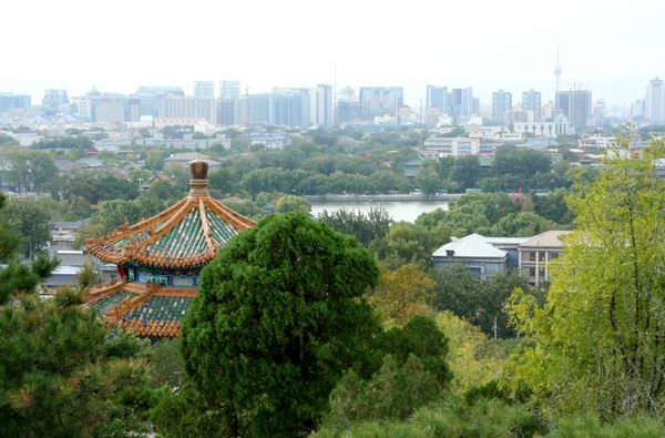 پانوراما از پارک پکن با دریاچه و معبد
