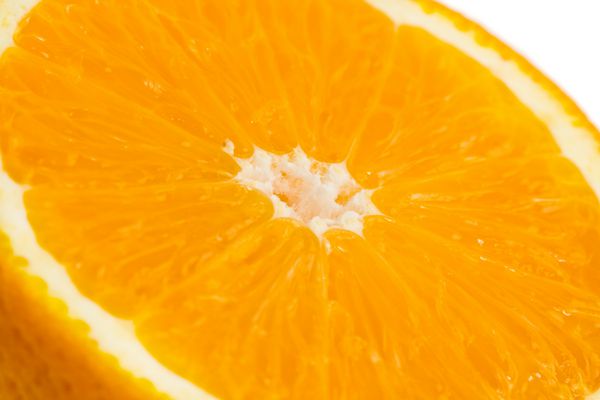 نمای نزدیک نیمه نارنجی در زمینه سفید