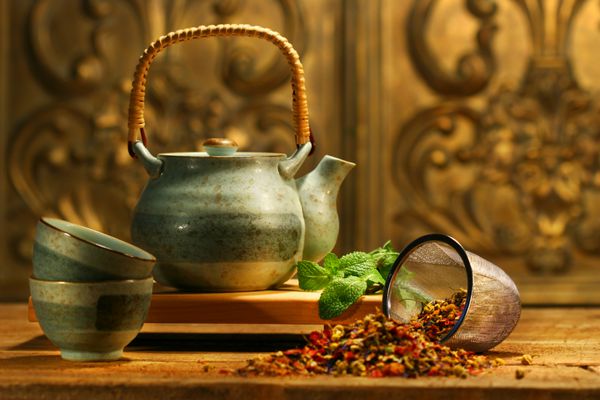 چای گیاهی آسیایی روی یک میز قدیمی روستایی