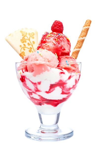 بستنی توت فرنگی خوشمزه در کاسه شیشه ای جدا شده در پس زمینه سفید DOF کم عمق