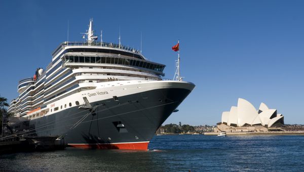 کشتی کروز ملکه ویکتوریا از ناوگان کشتی کانارد در یک روز آبی زیبا در 24 فوریه 2008 در بندر سیدنی بندر پهلو گرفت