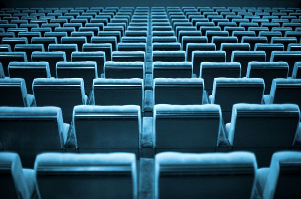 صندلی های خالی در سینما یا تئاتر تون آبی