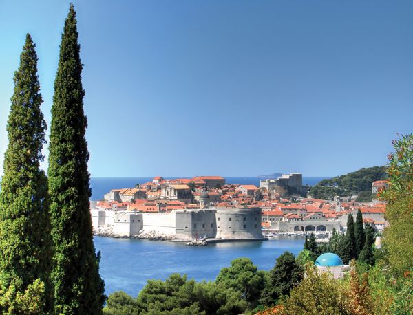دوبرونیک یکی از زیباترین شهرهای سواحل کرواسی است بسیاری از ساختمان‌ها در مرکز شهر قدیمی گواه این گذشته باشکوه و تأثیر ونیزی آن هستند