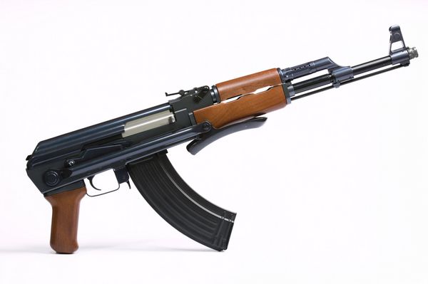 تفنگ AK47 روی سفید