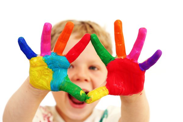 پسر بچه پنج ساله با دست های نقاشی شده با رنگ های رنگارنگ آماده برای چاپ دستی