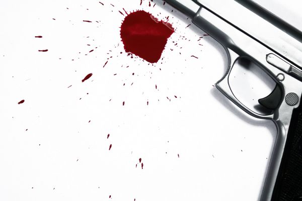 تفنگ دستی و پاشیدن خون صحنه قتل