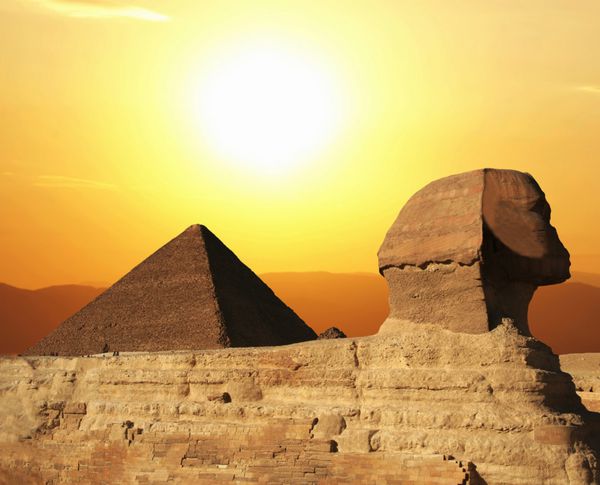 ابوالهول و هرم مصر در غروب خورشید