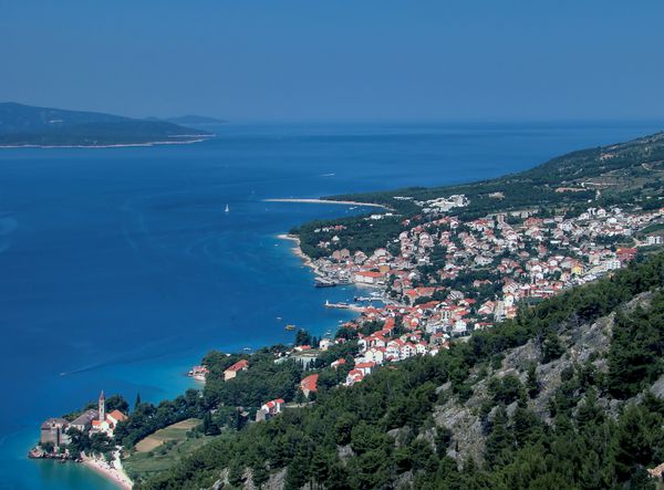 شهر بول در جزیره براک در ساحل دریای آدریاتیک در کرواسی یکی از محبوب ترین مکان های گردشگری به خاطر ساحل طولانی شاخ طلایی و شرایط همیشه بادخیزش که برای موج سواری مناسب است