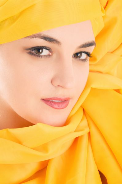 پوشش زن با پارچه ابریشمی زرد