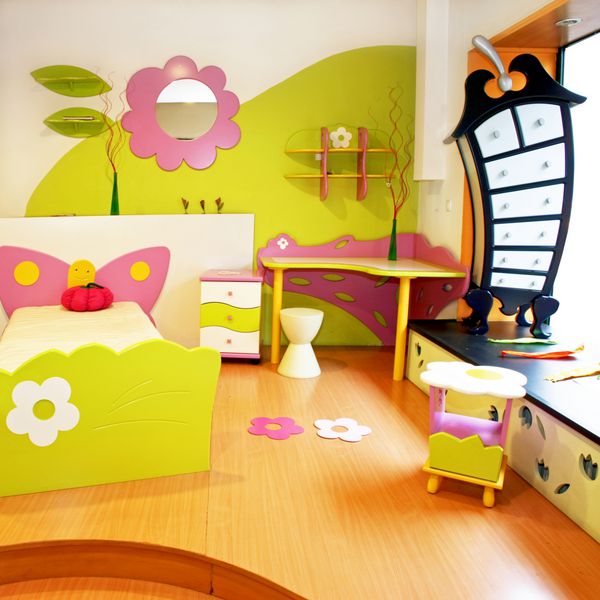 فضای داخلی اتاق کودک با مبلمان رنگارنگ