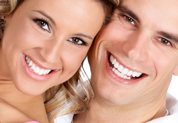 زوج عاشق در حال لبخند زدن روی پس زمینه سفید