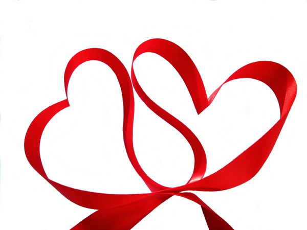 چند قلب ساخته شده از روبان ابریشمی قرمز