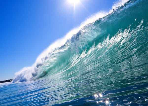موج آبی بزرگ با خورشید و آسمان صاف گشت و گذار حماسی