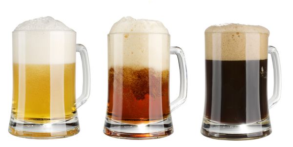 سه لیوان آبجو الکلی چند رنگ جدا شده روی پس زمینه سفید