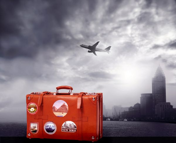 چمدان و یک هواپیما