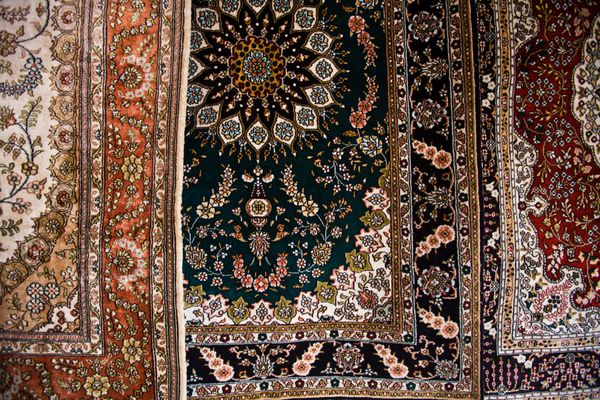 تصویر نزدیک از 3 تابلو فرش ایرانی مزین به کاشغر چین