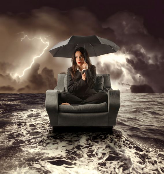 زن تاجر روی صندلی راحتی در دریا گم شده در طوفان