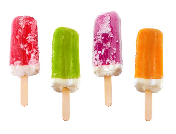 چهار بستنی یخی با طراوت و رنگارنگ جدا شده به رنگ سفید