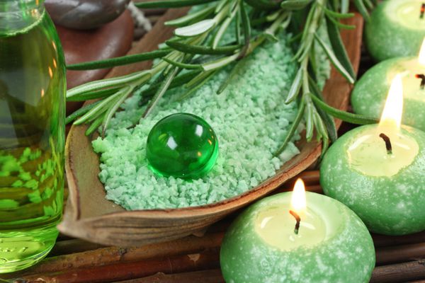 آبگرم گیاهی سبز با نمک دریایی و شمع