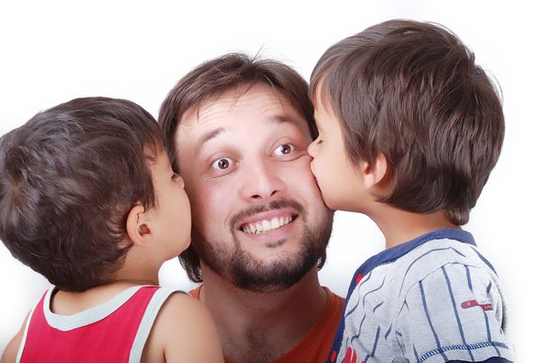 پدر دوست داشتنی توسط دو پسرش بوسیده می شود