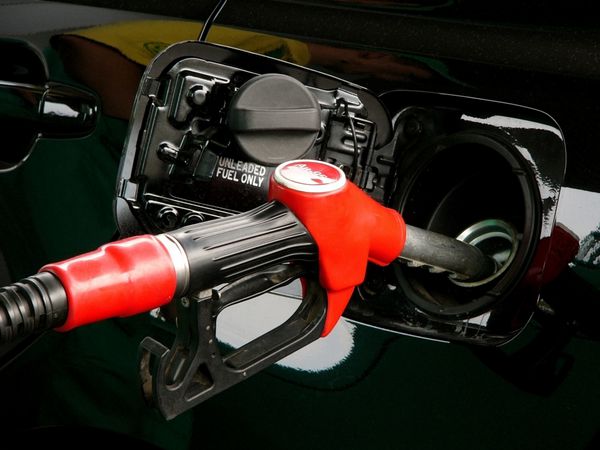 در پمپ بنزین خودرو را با سوخت پر کنید
