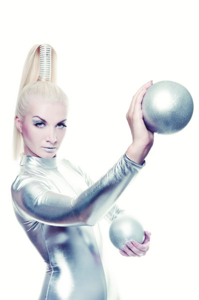 زن سایبری زیبا با توپ های نقره ای
