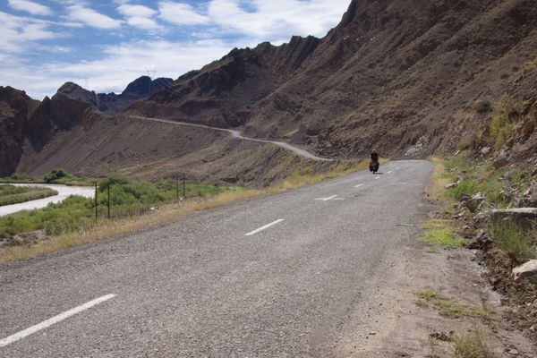مرد دوچرخه سوار در ایران رود ارس و کوه مرز با آذربایجان