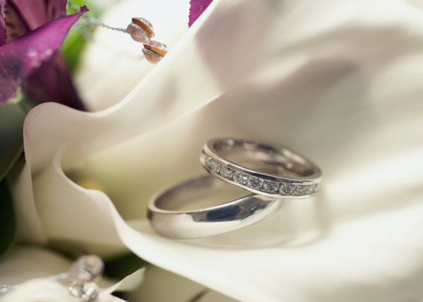 جفت یا حلقه ازدواج روی دسته گل تمرکز بر الماس