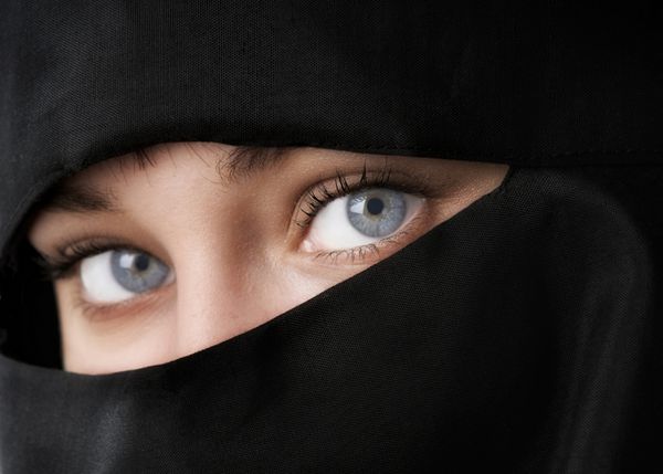 زن زیبا با چادر نقاب خاورمیانه
