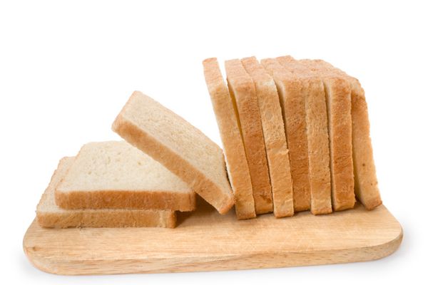 ده تکه نان روی یک تخته بر روی پس زمینه سفید جدا شده است