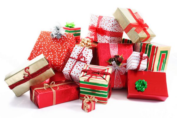 انبوهی از هدایای کریسمس در بسته بندی های رنگارنگ با روبان