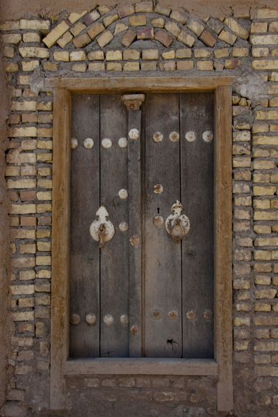 درب چوبی دیوار آجری یزد در ایران