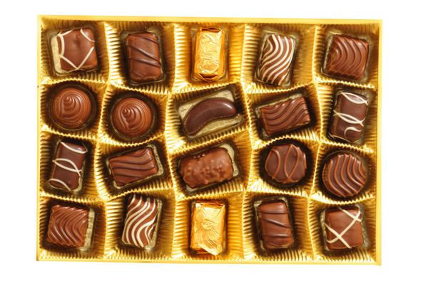مفهوم اعتیاد به شکلات با جعبه حاضر پرالین