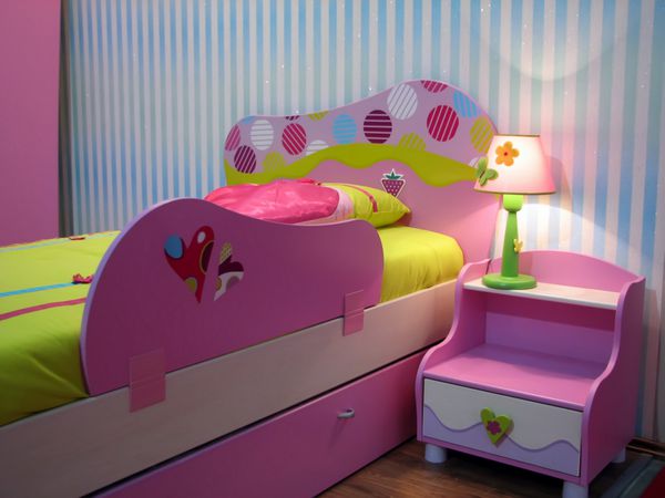 اتاق کودک با تخت کودک تخت نوزاد صورتی و کمد شب میز کنار تخت صورتی