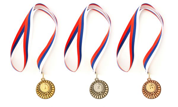 مجموعه کاملی از مدال های ورزشی جدا شده روی سفید