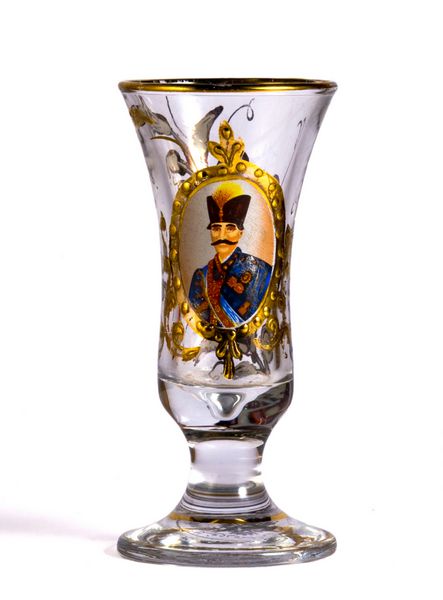 لیوان چای ایرانی با تصویری از شاه نصرالدین شاه قاجار ایرانی قرن هجدهم روی سفید