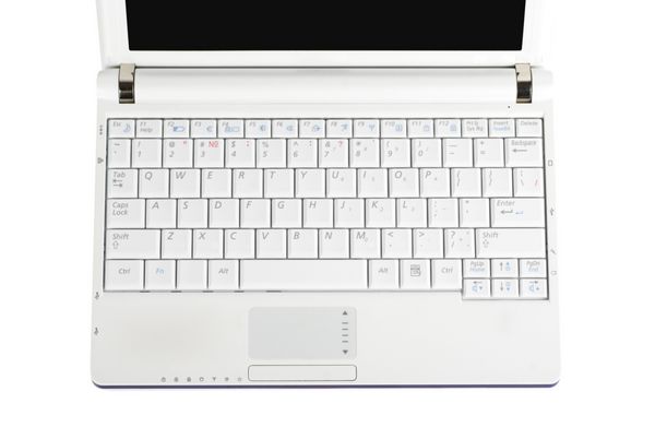 لپ تاپ سفید جدا شده در پس زمینه سفید
