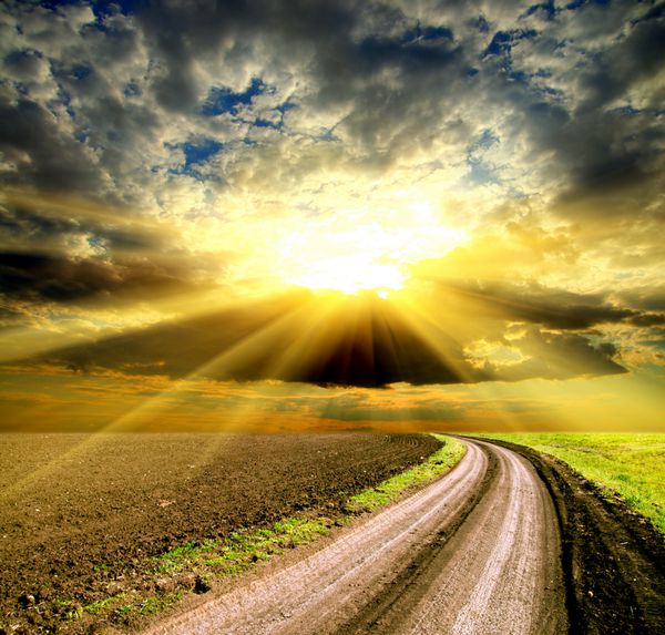 خورشید و ابر بر فراز زمین با جاده