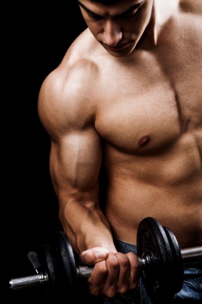 تناسب اندام - مرد عضلانی قدرتمند وزنه برداری
