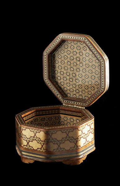 تابوت هشت ضلعی با روکش باز تزئین شده به روش سنتی معرق ایرانی خاتم جدا شده بر زمینه مشکی