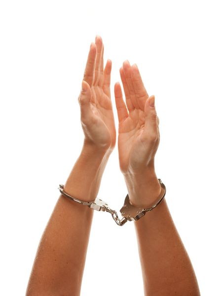 زن با دستبند در حال بالا بردن ناامیدانه دست ها در هوا جدا شده روی پس زمینه سفید