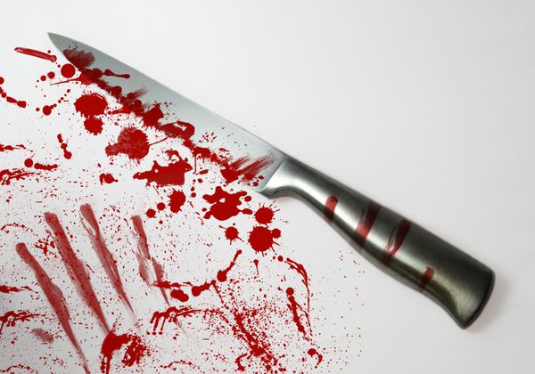 چاقوی خون پاشیده